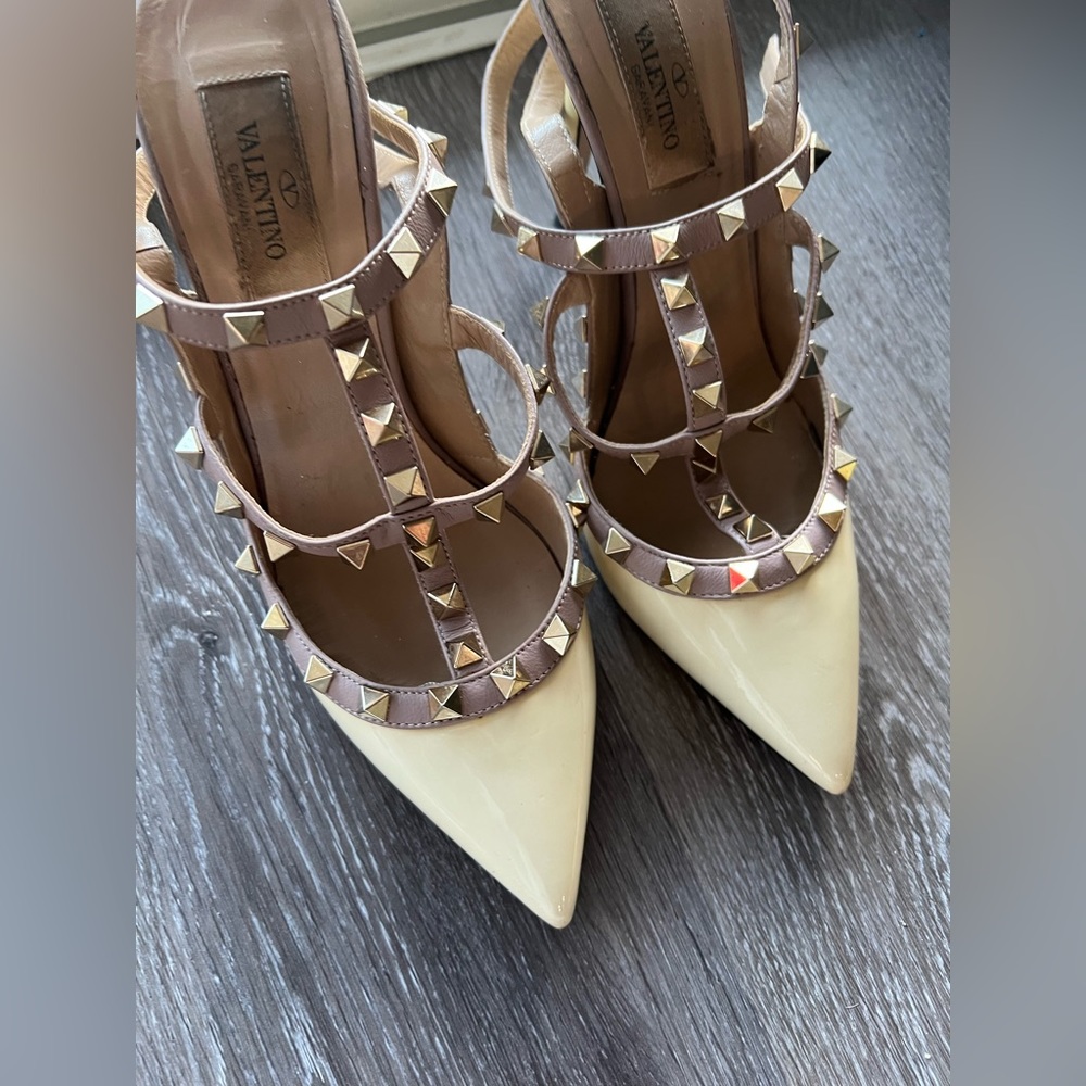 Valentino rock stud beige patent leather size 7
